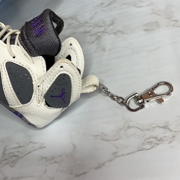Nike Air Jordan 7 - Flint Grey Keychain - Picture 7 of 8